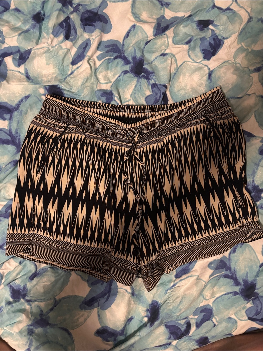 Woven Geometric Print Women's Shorts - Black & Cream